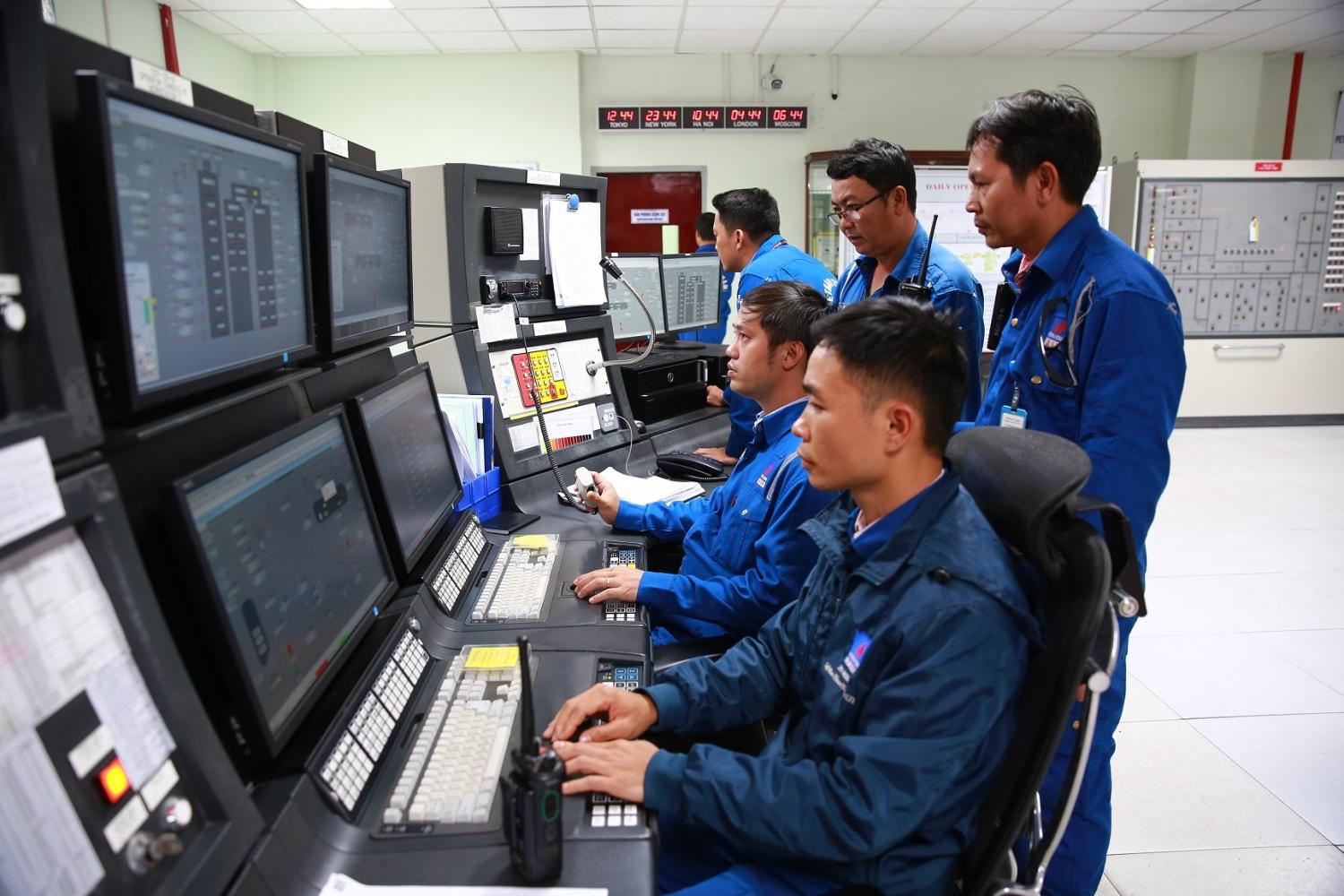 1. Bứt phá giới hạn với việc vận hành an toàn ổn định NMLD Dung Quất ở công suất kỷ lục 120%. Sản lượng sản xuất đạt trên 7,9 triệu tấn (cao nhất từ khi Nhà máy đi vào vận hành thương mại) khẳng định vai trò trụ cột bảo đảm an ninh năng lượng quốc gia. Năm 2025 cũng đánh dấu cột mốc 100 triệu tấn sản phẩm tích lũy kể từ khi nhà máy đi vào vận hành thương mại. 1. Bứt phá giới hạn với việc vận hành an toàn ổn định NMLD Dung Quất ở công suất kỷ lục 120%. Sản lượng sản xuất đạt trên 7,9 triệu tấn (cao nhất từ khi Nhà máy đi vào vận hành thương mại) khẳng định vai trò trụ cột bảo đảm an ninh năng lượng quốc gia. Năm 2025 cũng đánh dấu cột mốc 100 triệu tấn sản phẩm tích lũy kể từ khi nhà máy đi vào vận hành thương mại.