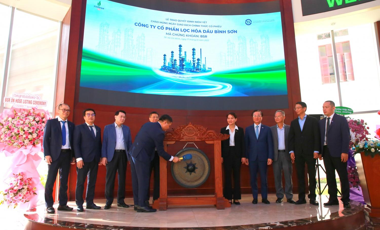 6. Tăng vốn điều lệ, củng cố nội lực phát triển dài hạn. BSR đã hoàn tất việc tăng vốn điều lệ từ 31.005 tỷ đồng lên 50.707 tỷ đồng. Việc tăng vốn giúp doanh nghiệp gia tăng khả năng huy động nguồn lực, sẵn sàng tập trung đầu tư cho các dự án chiến lược. Đồng thời, đây cũng là nền tảng quan trọng để BSR củng cố sức cạnh tranh, đảm bảo an toàn tài chính và chủ động hơn trong bối cảnh thị trường năng lượng biến động khó lường. 6. Tăng vốn điều lệ, củng cố nội lực phát triển dài hạn. BSR đã hoàn tất việc tăng vốn điều lệ từ 31.005 tỷ đồng lên 50.707 tỷ đồng. Việc tăng vốn giúp doanh nghiệp gia tăng khả năng huy động nguồn lực, sẵn sàng tập trung đầu tư cho các dự án chiến lược.