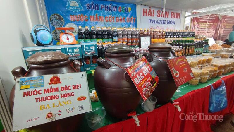 Đặc sản nước mắm Ba Làng, tỉnh Thanh Hóa tại hội chợ.