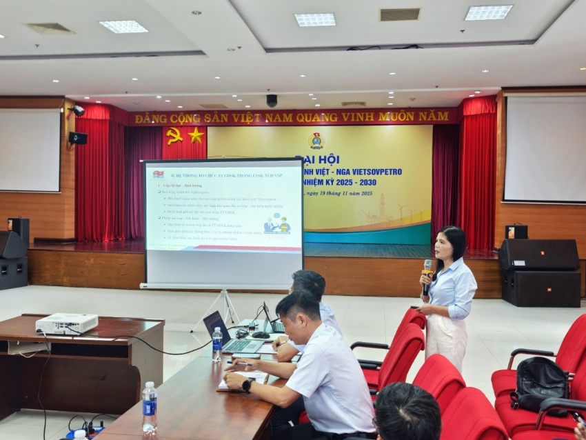 Thạc sĩ BS Hồ Thanh Thủy – Trung tâm Y tế Vietsovpetro trong phần trình bày tham luận về chuyên đề nâng cao hiệu quả công tác truyền thông chăm sóc sức khỏe NLĐ tại công trình biển Thạc sĩ BS Hồ Thanh Thủy – Trung tâm Y tế Vietsovpetro trong phần trình bày tham luận về chuyên đề nâng cao hiệu quả công tác truyền thông chăm sóc sức khỏe NLĐ tại công trình biển