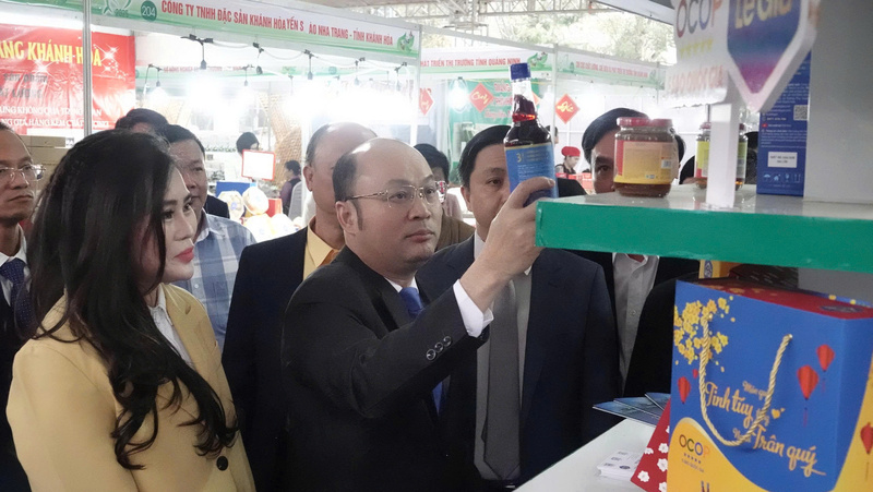 Lãnh đạo tỉnh Thanh Hóa tham quan gian hàng của Lê Gia - chủ thể OCOP 5 sao của tỉnh Thanh Hóa. Ảnh: Quốc Huy