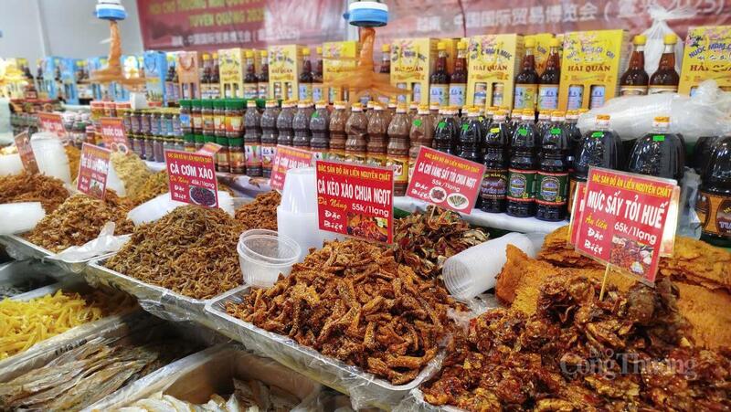 Sản phẩm hải sản được niêm yết giá bán tại hội chợ.