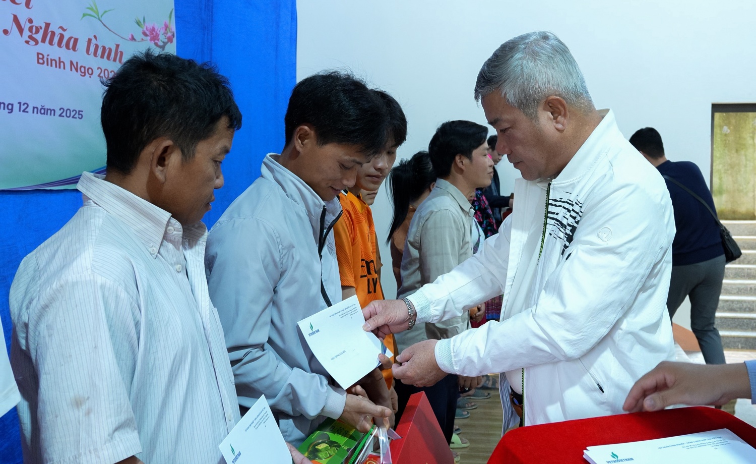 Petrovietnam mang hơi ấm đến vùng cao Lào Cai Petrovietnam mang hơi ấm đến vùng cao Lào Cai