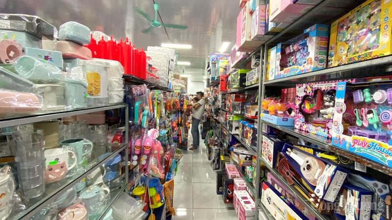 Nhiều cửa hàng trên địa bàn xã Vĩnh Bảo, TP. Hải Phòng bày bán các mặt không rõ nguồn gốc xuất xứ, không có tem nhãn phụ tiếng Việt