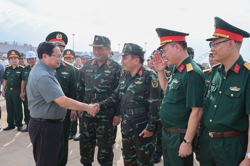 Thủ tướng Phạm Minh Chính tới kiểm tra, đôn đốc, động viên các lực lượng tham gia triển khai dự án càng hàng không quốc tế Long Thành. Ảnh: VGP/Nhật Bắc