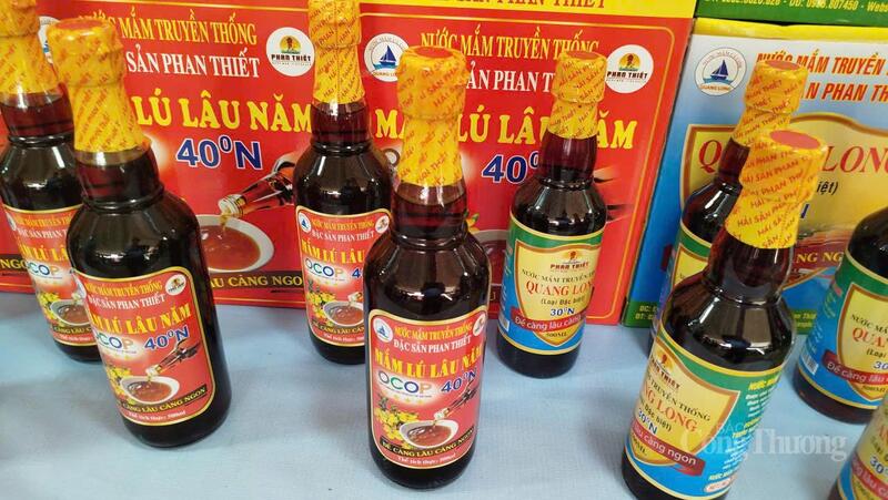 Gian hàng trưng bày đặc sản nước mắm Phan Thiết tại hội chợ.