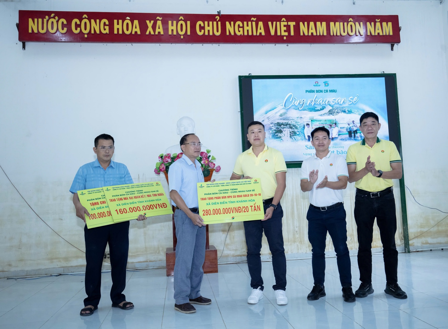 Phân bón Cà Mau hỗ trợ bà con Khánh Hòa khắc phục khó khăn sau mưa lũ