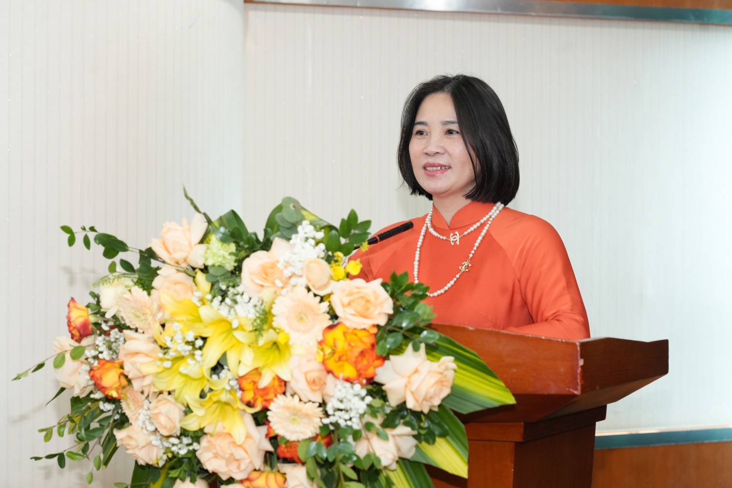 bà Võ Thị Hà – Chủ tịch Công đoàn cơ quan TCT sẽ trình bày: Báo cáo kết quả kiểm tra, giám sát tình hình thực hiện Hợp đồng lao động, Thỏa ước LĐTT, Nội quy, các quy định, quy chế của TCT liên quan đến người lao động tại Cơ quan TCT