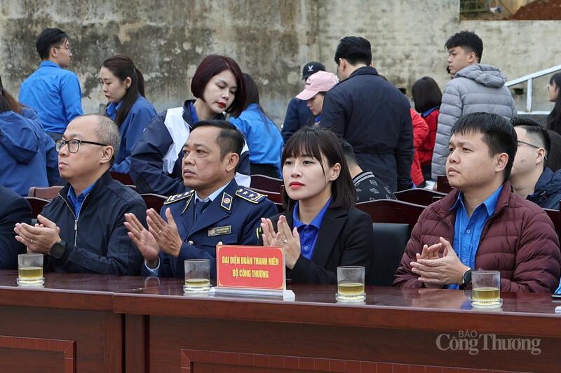 Đại diện Đoàn Thanh niên Bộ Công Thương, chị Nguyễn Ngọc Tâm - Bí thư Đoàn Thanh niên Bộ Công Thương, Phó Chánh Văn phòng Cục Quản lý và Phát triển thị trường trong nước. Ảnh: Quỳnh Trang