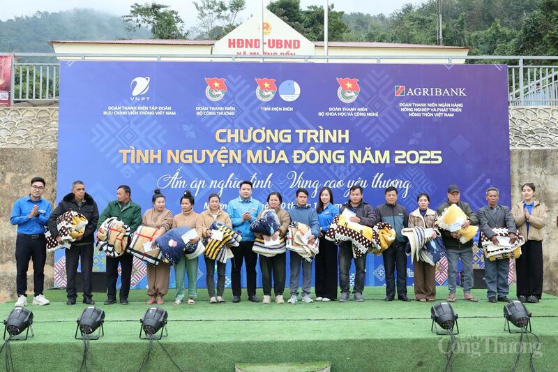 Người dân xã Mường Pồn nhận quà hỗ trợ trong Chương trình Tình nguyện mùa Đông 2025. Ảnh: Quỳnh Trang
