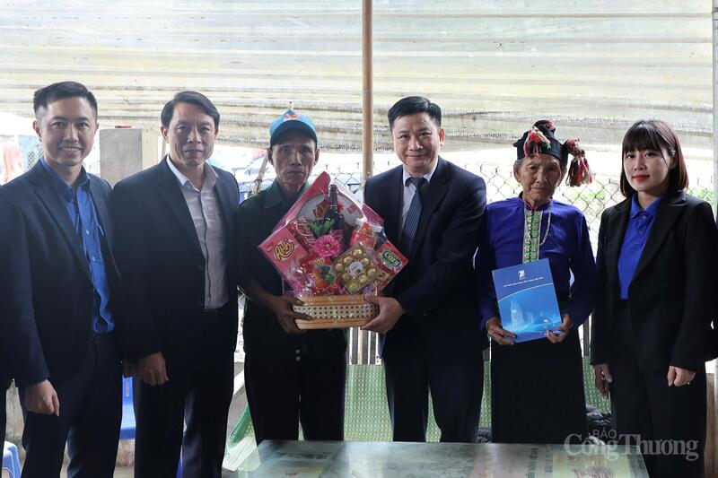 Đoàn công tác thăm, tặng quà gia đình người có công tại bản Púng Giắt 1. Ảnh: Quỳnh Trang