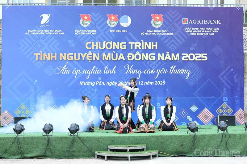 Tiết mục văn nghệ mang đậm bản sắc dân tộc do học sinh và đội văn nghệ địa phương biểu diễn. Ảnh: Quỳnh Trang