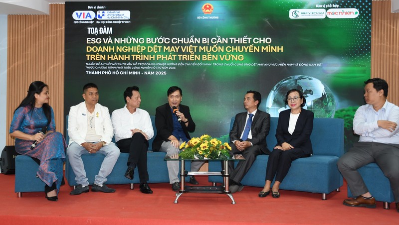 Chuyên gia, diễn giả thảo luận, trao đổi tại phiên Tọa đàm “ESG và những bước chuẩn bị cần thiết cho doanh nghiệp dệt may Việt Nam”. Ảnh: Minh Khuê.