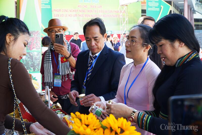 Giám đốc Sở Công Thương Đắk Lắk Nguyễn Thị Thu An (áo hồng) tham quan gian hàng tại hội chợ. Ảnh: Vũ Long