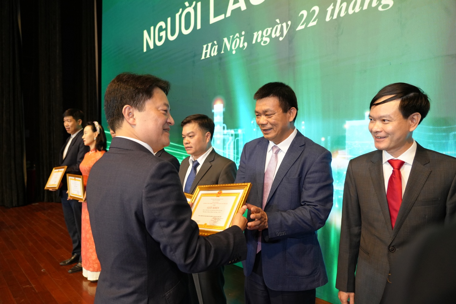 trao Giấy khen của Tổng giám đốc Tập đoàn cho các tập thể