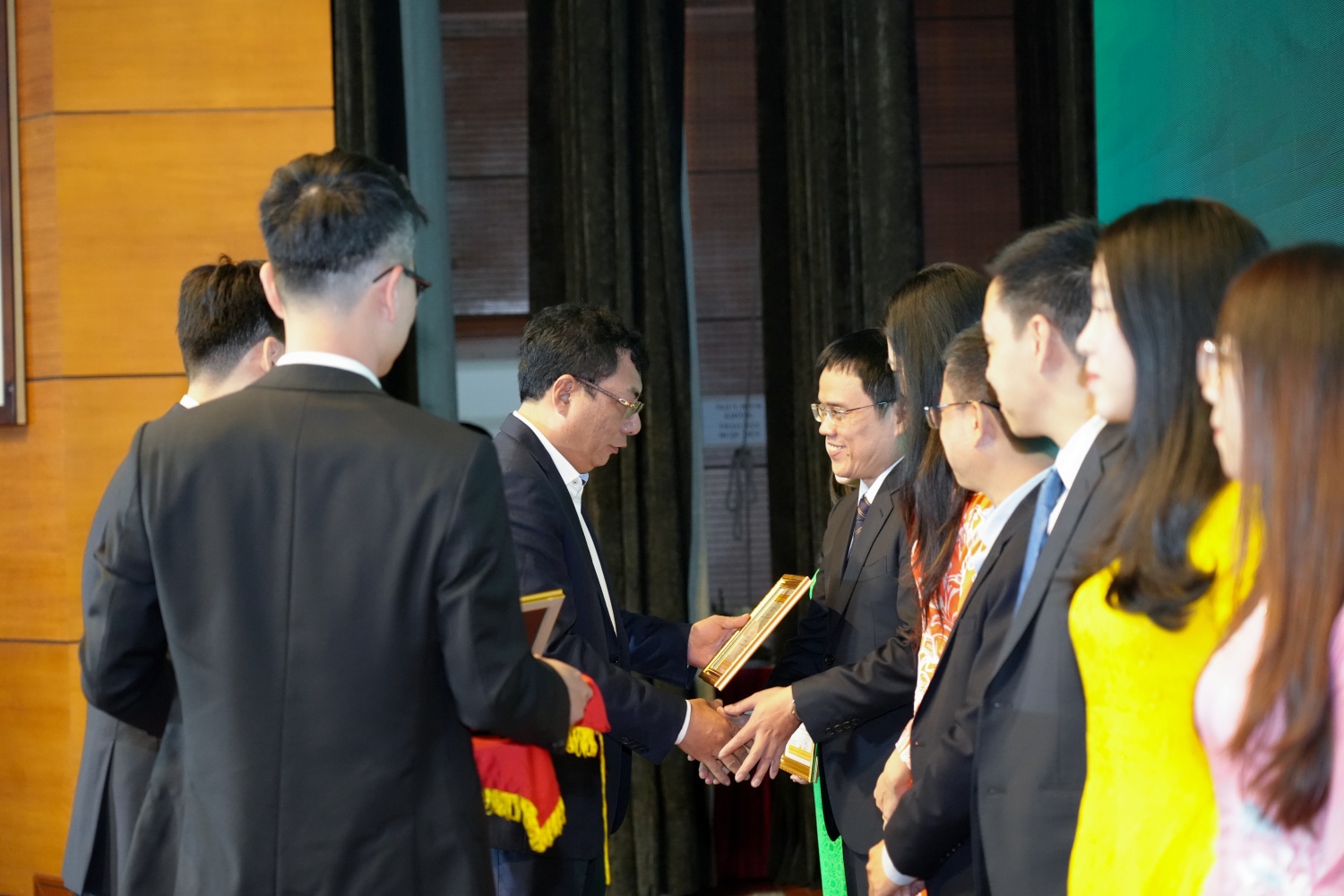 lên trao Giấy khen Tổng giám đốc Tập đoàn cho các cá nhân