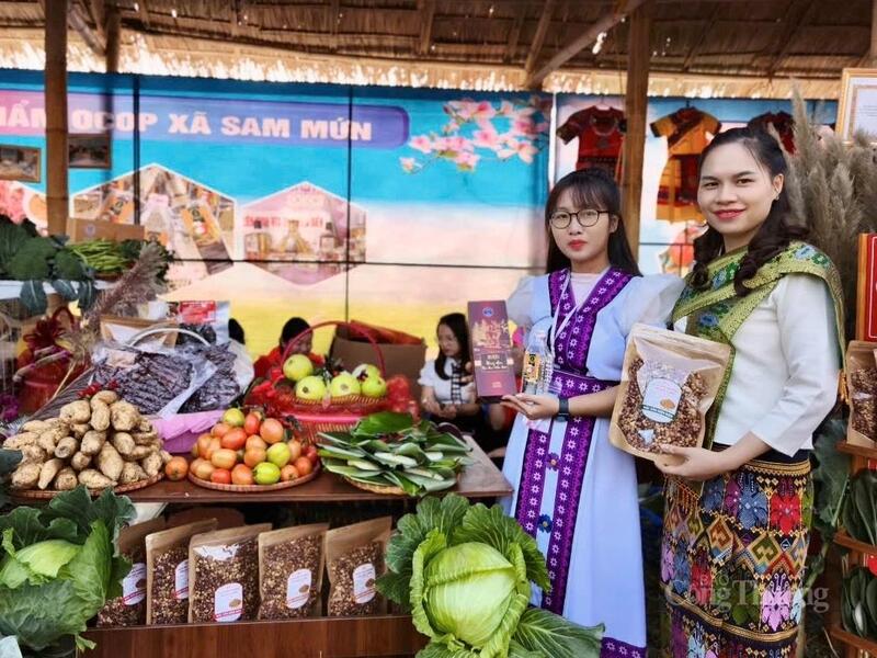 Không gian trưng bày các nông sản, sản phẩm OCOP xã Sam Mứn.