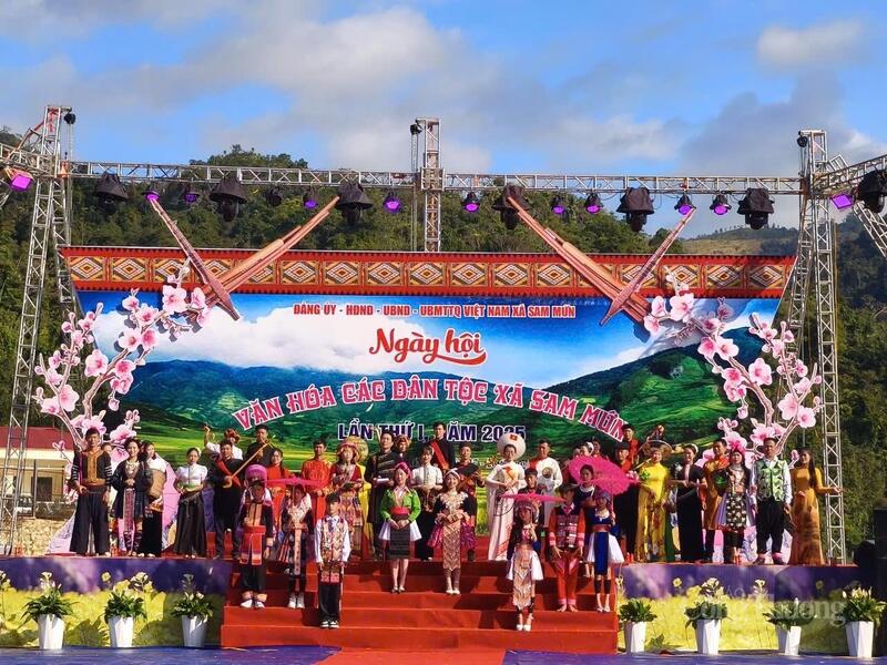 Đặc sắc màn trình diễn trang phục các dân tộc xã Sam Mứn.