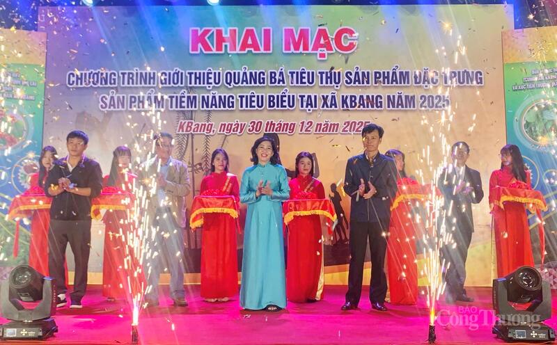 Các đại biểu cắt băng khai mạc Chương trình giới thiệu, quảng bá và tiêu thụ sản phẩm đặc trưng, sản phẩm tiềm năng tiêu biểu tại xã Kbang năm 2025.