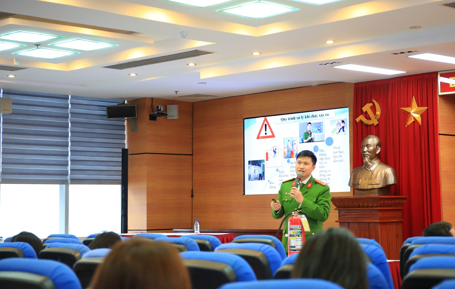 Petrovietnam tổ chức khóa huấn luyện phòng cháy, chữa cháy và thoát nạn nhà cao tầng