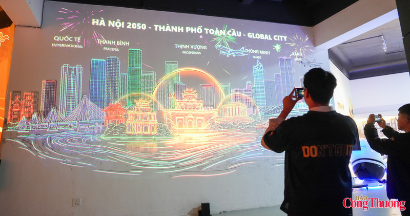 Trình diễn không chỉ trưng bày mà còn tương tác cho phép người xem tham gia trực tiếp vào quá trình “tạo hình” thành phố, thể hiện ý tưởng về một Hà Nội sáng tạo, năng động trong tương lai.