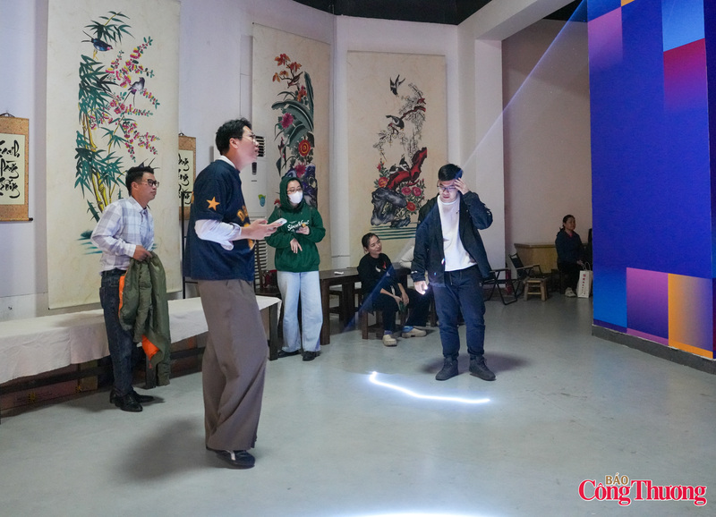 Một điểm nhấn khác của triển lãm là sự kết hợp giữa công nghệ số với các loại hình di sản truyền thống, trong đó có tranh dân gian Hàng Trống, dòng tranh gắn liền với đời sống văn hóa Thăng Long xưa.