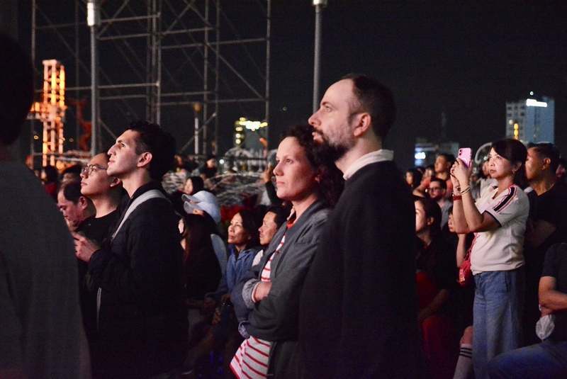 Du khách quốc tế thưởng thức Da Nang Concert 2026 “Dòng chảy bất tận”. Ảnh: Ngọc Thảo