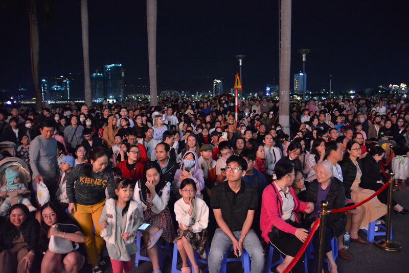 Đông đảo người dân và du khách đổ về Bảo tàng Đà Nẵng trong đêm đầu năm mới. Ảnh: Ngọc Thảo