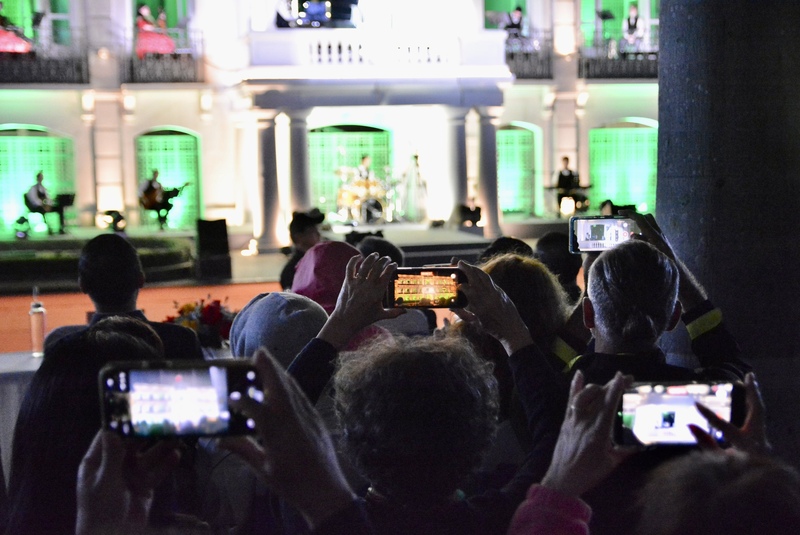 Khán giả ghi lại những khoảnh khắc đẹp tại chương trình. Ảnh: Ngọc Thảo