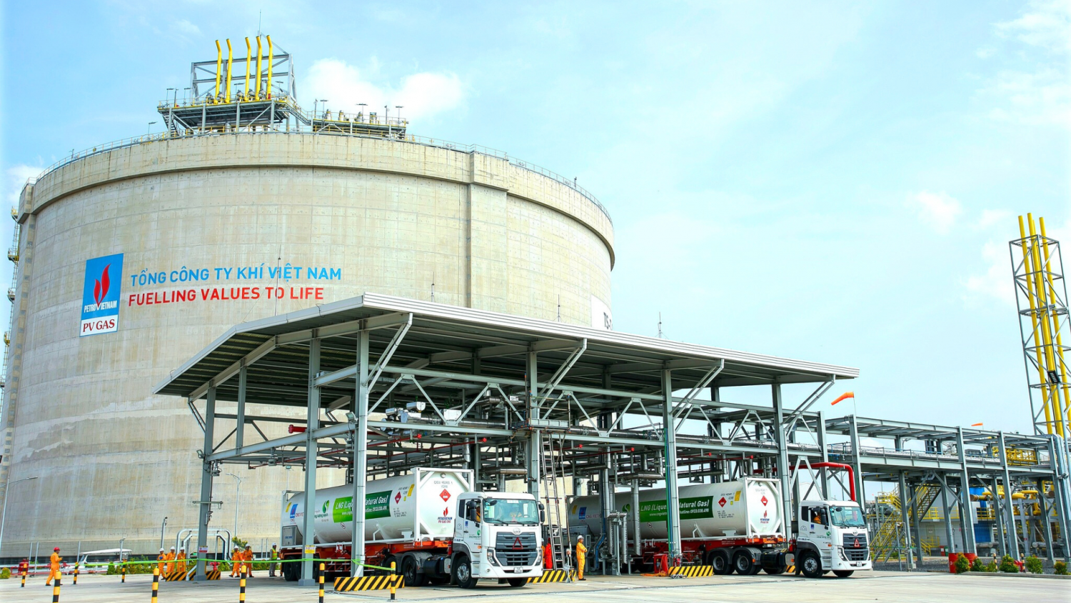 Xe bồn của PV GAS CNG nạp khí LNG tại Kho cảng Thị Vải của PV GAS (Công suất kho lên đến 1 triệu tấn/ năm)