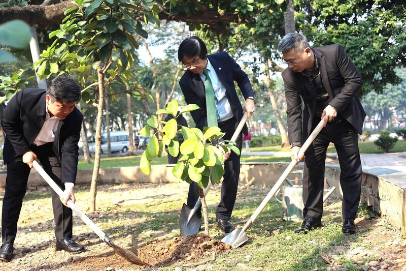 Các đại biểu trồng cây tại Công viên Thống Nhất, Hà Nội.