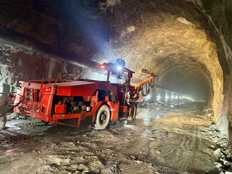 Máy móc siêu trường, siêu trọng được huy động phục vụ thi công. Ảnh: EVNPMB3