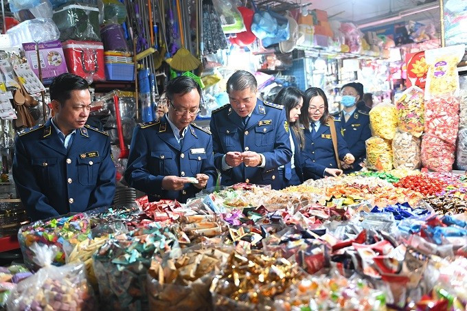 Lực lượng chức năng kiểm tra thị trường hàng hóa Tết Bính Ngọ tại chợ Hà Đông antdvn-cho-tet.jpg