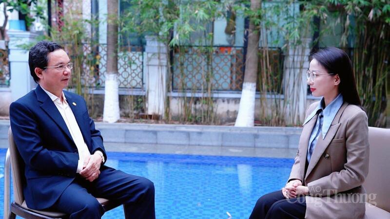 GS.TS Hoàng Văn Cường trao đổi với phóng viên Báo Công Thương - Ảnh: Thái Mạnh