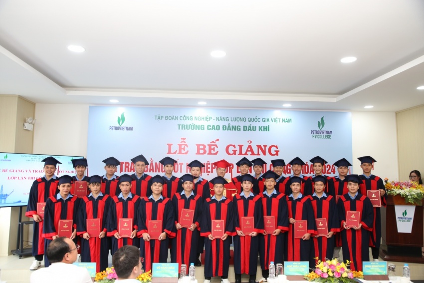 Trường Cao đẳng Dầu khí trao bằng tốt nghiệp cho 24 học sinh nghề Lặn thi công khóa 2024 PV College trao bằng tốt nghiệp cho 24 học sinh lớp Lặn thi công khóa 2024