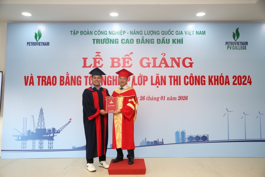 Trường Cao đẳng Dầu khí trao bằng tốt nghiệp cho 24 học sinh nghề Lặn thi công khóa 2024 PV College trao bằng tốt nghiệp cho 24 học sinh lớp Lặn thi công khóa 2024