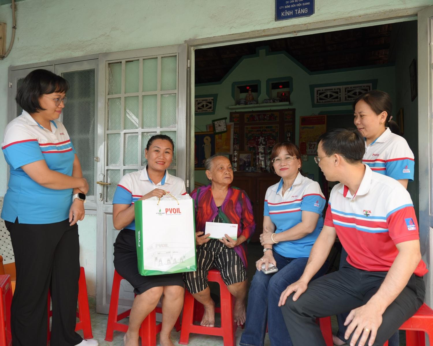 PVOIL mang Xuân ấm ấp đến với các Mẹ Việt Nam Anh hùng và trẻ em khuyết tật tại TP. Hồ Chí Minh PVOIL mang Xuân ấm ấp đến với các Mẹ Việt Nam Anh hùng và trẻ em khuyết tật tại TP. Hồ Chí Minh