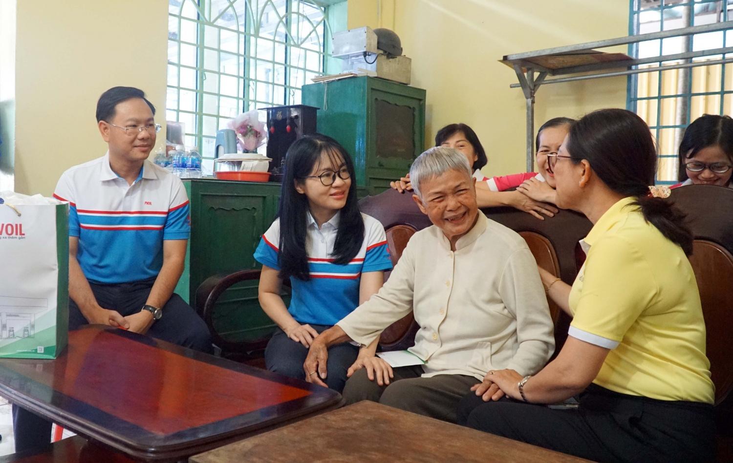 PVOIL mang Xuân ấm ấp đến với các Mẹ Việt Nam Anh hùng và trẻ em khuyết tật tại TP. Hồ Chí Minh PVOIL mang Xuân ấm ấp đến với các Mẹ Việt Nam Anh hùng và trẻ em khuyết tật tại TP. Hồ Chí Minh