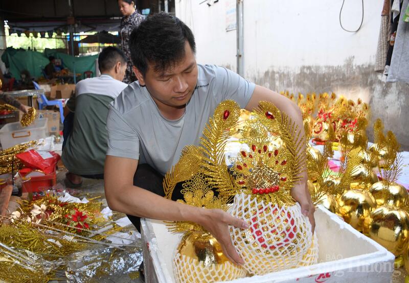 Những trái dừa dát vàng thành phẩm đang được đóng gói để giao cho khách hàng ở TP. Hồ Chí Minh, Đồng Nai, Tây Ninh...
