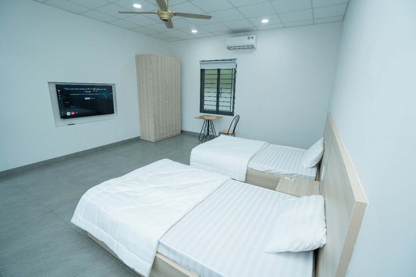 Các phòng nghỉ dành cho lái xe đường dài được trang bị đầy đủ chăn màn, tủ đựng đồ, ti vi, được dọn dẹp thường xuyên, sạch sẽ.