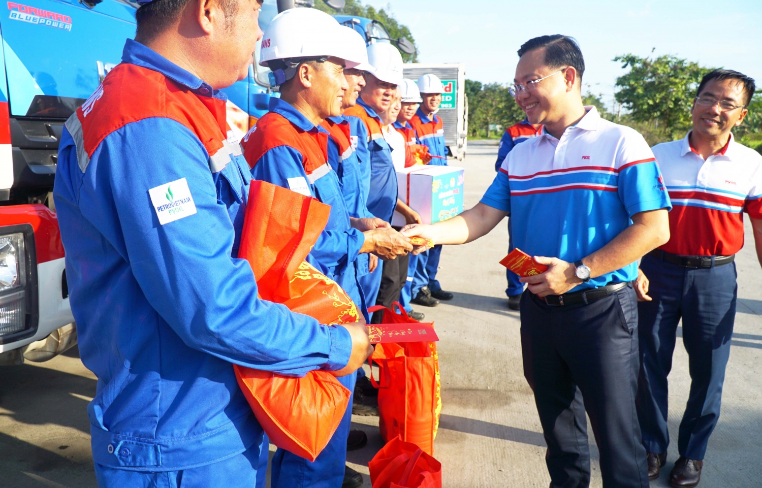 Ông Mai Xuân Hải – Chủ tịch Công đoàn PVOIL lì xì Tết cho người lao động PVOIL Trans