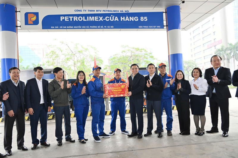 Quyền Bộ trưởng Lê Mạnh Hùng tặng quà động viên cán bộ, người lao động Petrolimex