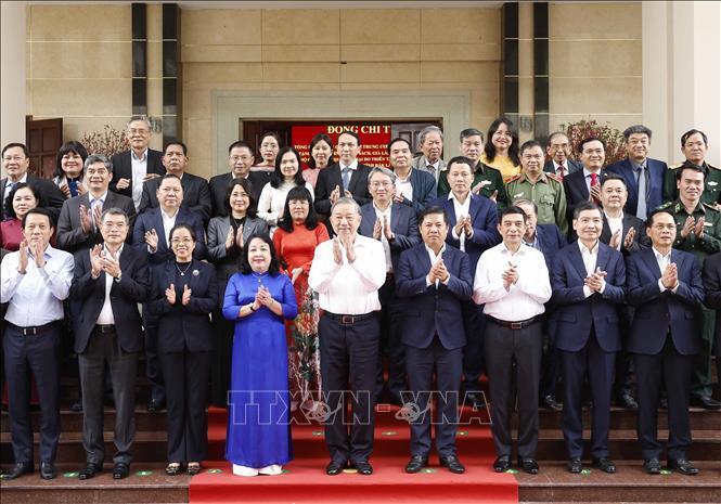 Tổng Bí thư Tô Lâm chụp ảnh lưu niệm trong chuyến thăm, làm việc với Đảng bộ, chính quyền và Nhân dân tỉnh Đắk Lắk. Ảnh: TTX