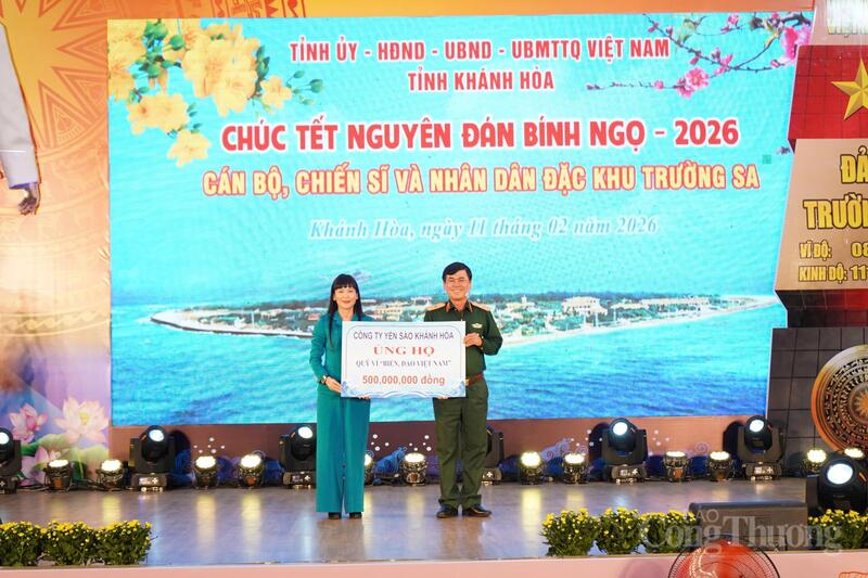 Bà Trịnh Thị Hồng Vân, Chủ tịch Hội đồng thành viên Công ty Yến sào Khánh Hòa trao biểu trưng ủng hộ 500 triệu đồng cho Bộ Chỉ huy Quân sự tỉnh Khánh Hòa. Ảnh: Lê Sơn