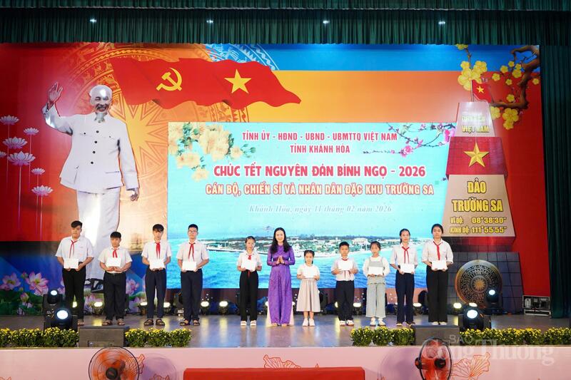 Lãnh đạo tỉnh Khánh Hòa tặng quà các em học sinh đang sinh sống và học tập tại đặc khu Trường Sa. Ảnh: Lê Sơn