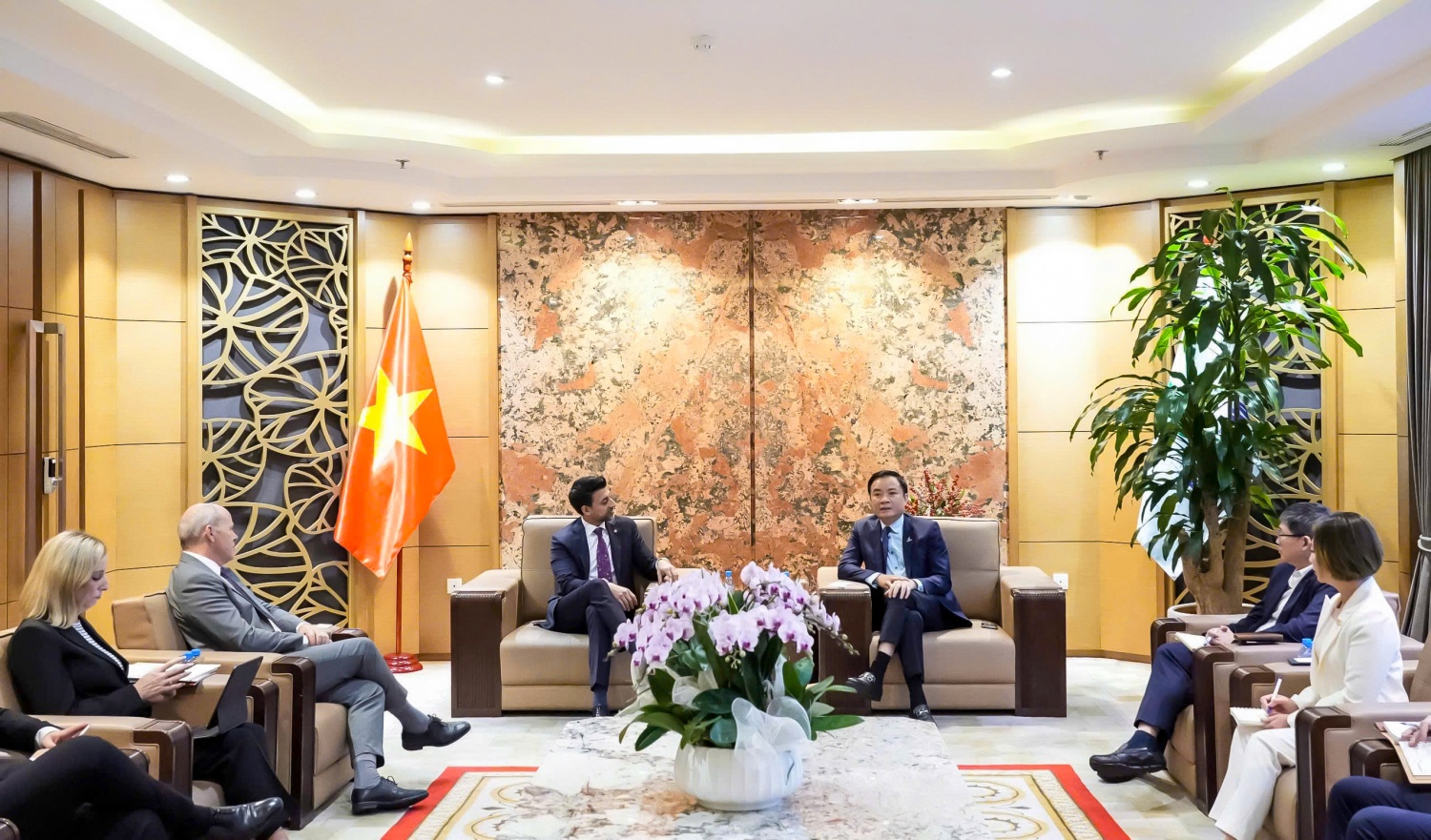 Chủ tịch HĐTV Petrovietnam Lê Ngọc Sơn tiếp và làm việc với Ngài Maninder Sidhu – Bộ trưởng Thương mại Quốc tế Canada Chủ tịch HĐTV Petrovietnam Lê Ngọc Sơn tiếp và làm việc với Ngài Maninder Sidhu – Bộ trưởng Thương mại Quốc tế Canada