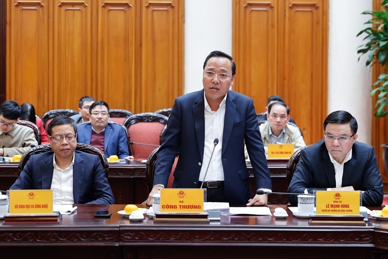 Thứ trưởng Bộ Công Thương Nguyễn Hoàng Long báo cáo tại Phiên họp - Ảnh: VGP/Nhật Bắc