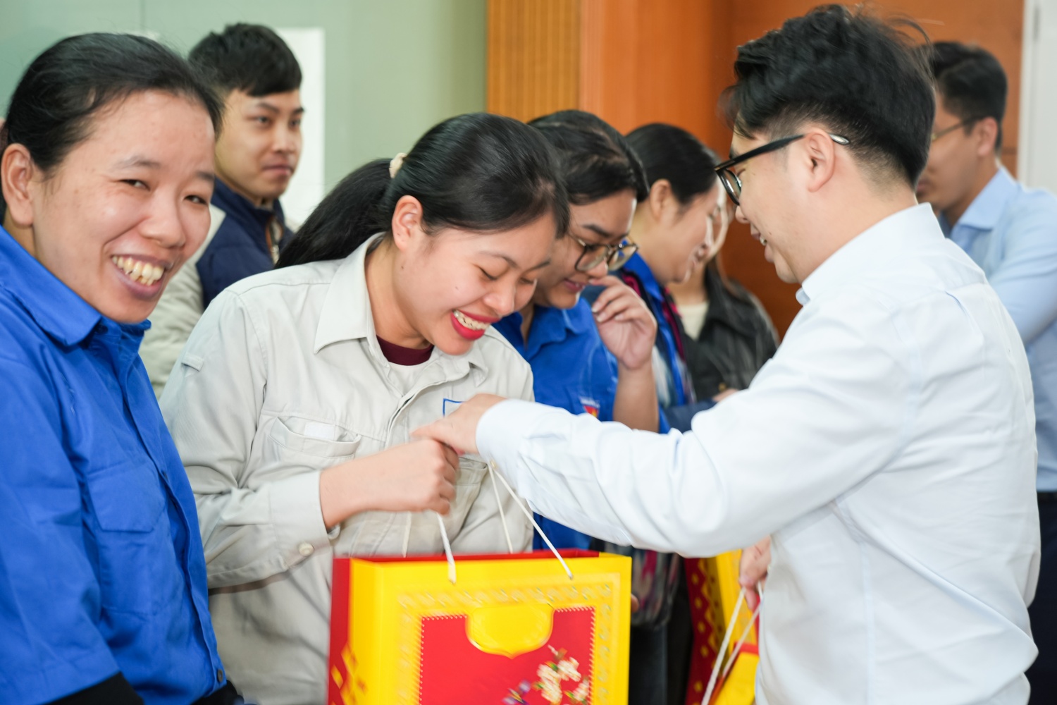 Đồng chí Phạm Đăng An - Bí thư Đoàn Thanh niên Petrovietnam trao tặng quà Tết cho thanh niên công nhân VNPOLY. Đồng chí Phạm Đăng An - Bí thư Đoàn Thanh niên Petrovietnam trao tặng quà Tết cho thanh niên công nhân VNPOLY.