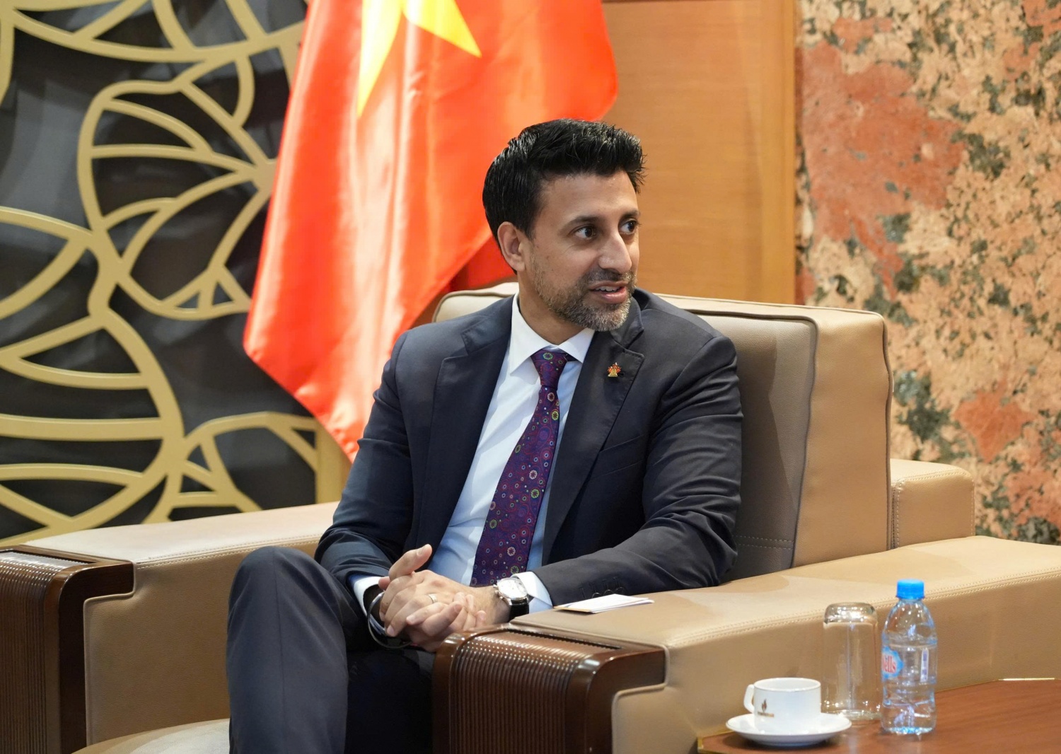 Bộ trưởng Thương mại Quốc tế Canada Maninder Sidhu phát biểu tại buổi làm việc Bộ trưởng Thương mại Quốc tế Canada Maninder Sidhu phát biểu tại buổi làm việc