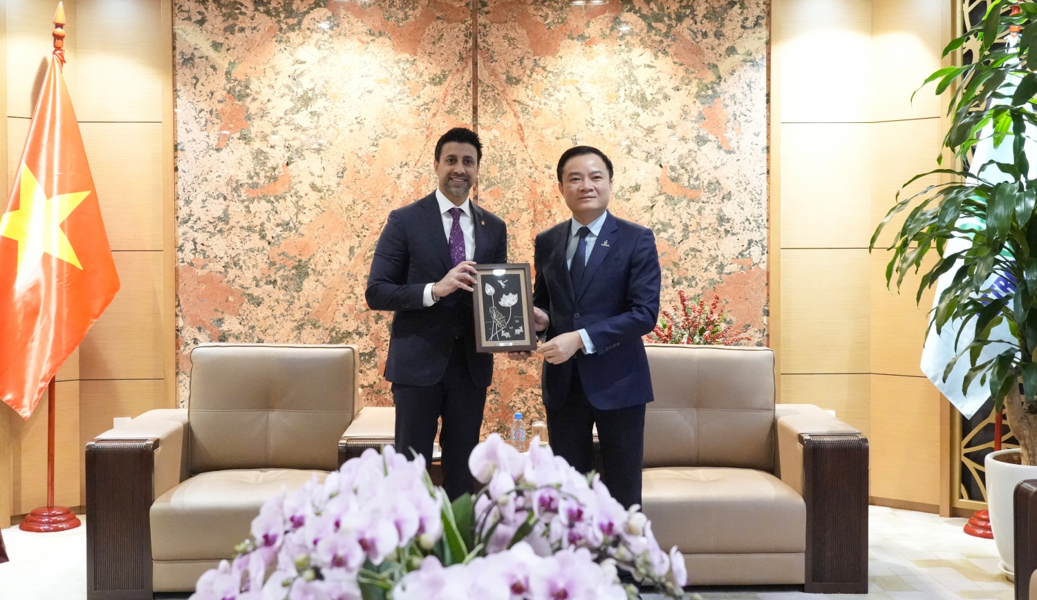 Bộ trưởng Thương mại Quốc tế Canada Maninder Sidhu và Chủ tịch HĐTV Petrovietnam Lê Ngọc Sơn trao biểu trưng kỷ niệm tại buổi làm việc Bộ trưởng Thương mại Quốc tế Canada Maninder Sidhu và Chủ tịch HĐTV Petrovietnam Lê Ngọc Sơn trao biểu trưng kỷ niệm tại buổi làm việc